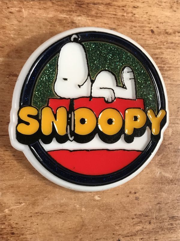 Monogram Peanuts Snoopy Sleep On The Kennel Plastic Pinback スヌーピー ビンテージ プラスチックバッジ ラメ加工 80年代 Animation Character アニメーション系キャラクター Snoopy Peanuts スヌーピー ピーナッツ 系 Stimpy Vintage Collectible Toys