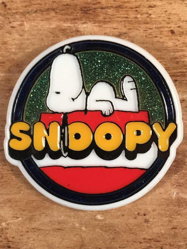 Monogram Peanuts Snoopy Sleep On The Kennel Plastic Pinback スヌーピー ビンテージ プラスチックバッジ ラメ加工 80年代 Animation Character アニメーション系キャラクター Snoopy Peanuts スヌーピー ピーナッツ 系 Stimpy Vintage Collectible Toys